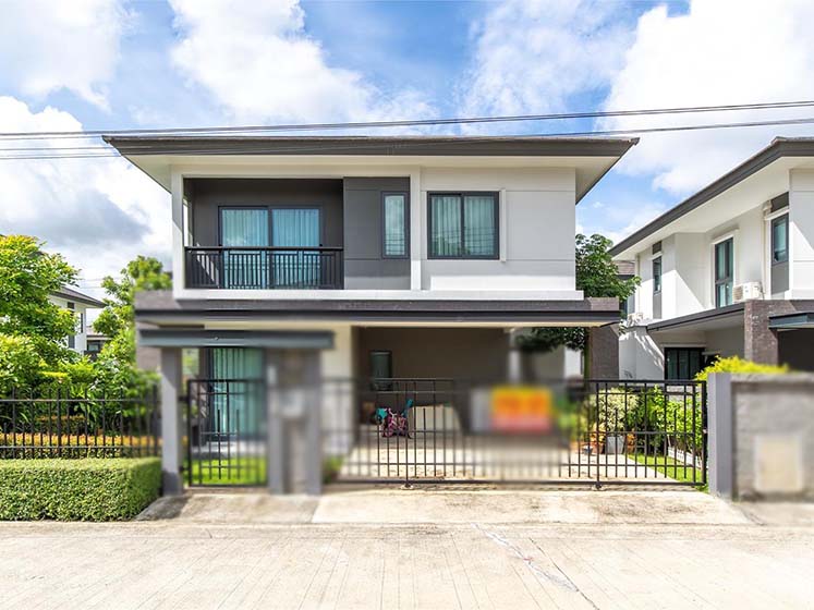House with Shared Pool in Bangnatrad